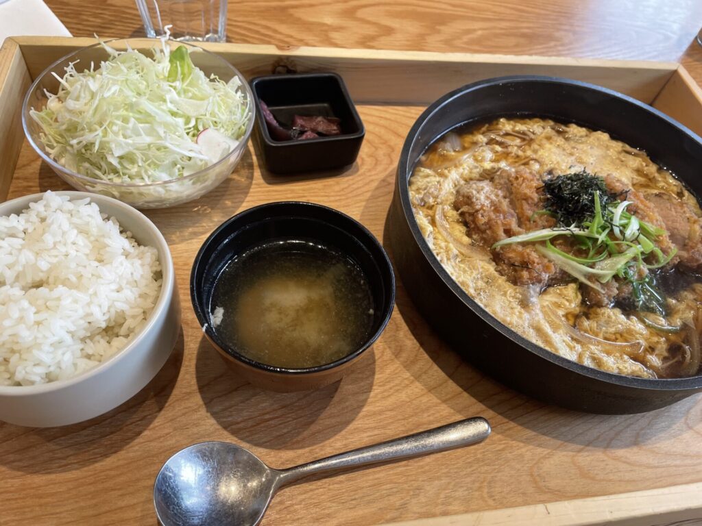 SAKUのカツ煮定食